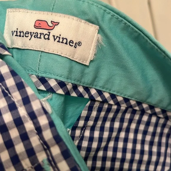 Vineyard Vines Women’s Green Whale Embroidered Dayboat Shorts - Picture 6 of 7